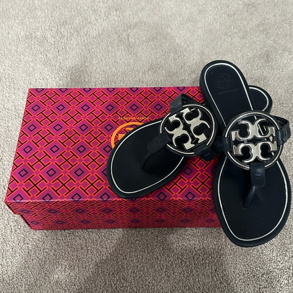 Navy Miller metal thong sandal like new 7.5